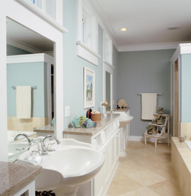 Esempio di una stanza da bagno padronale american style con ante con riquadro incassato, ante bianche, vasca da incasso, WC a due pezzi, piastrelle beige, piastrelle in pietra, pareti blu, lavabo a colonna e top in granito