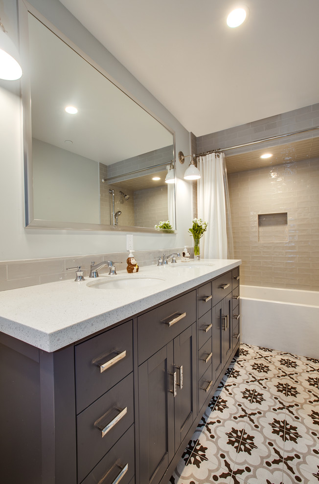 Пример оригинального дизайна: ванная комната среднего размера в стиле кантри с фасадами в стиле шейкер, серыми фасадами, ванной в нише, душем в нише, раздельным унитазом, серой плиткой, керамической плиткой, серыми стенами, полом из керамогранита, врезной раковиной, столешницей из искусственного кварца, разноцветным полом, шторкой для ванной, белой столешницей и душевой кабиной