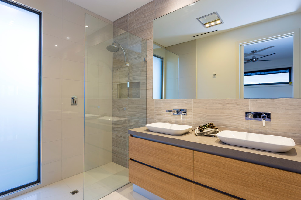 Réalisation d'une salle de bain principale design avec un lavabo posé, une douche ouverte, un carrelage beige et un sol en carrelage de céramique.