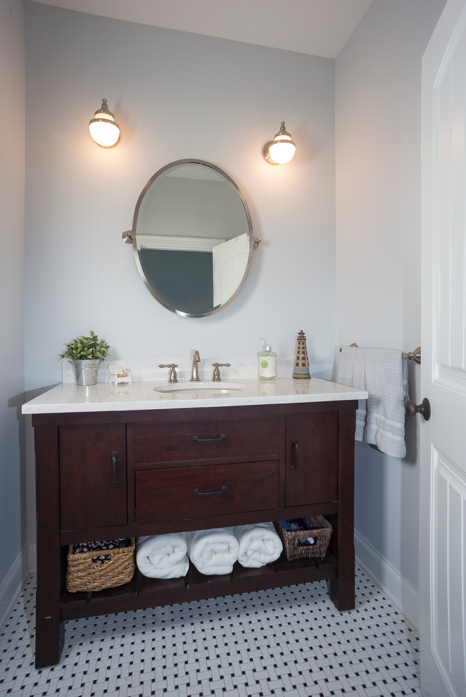 Свежая идея для дизайна: ванная комната в морском стиле с врезной раковиной, фасадами островного типа, темными деревянными фасадами, белой плиткой и синими стенами - отличное фото интерьера