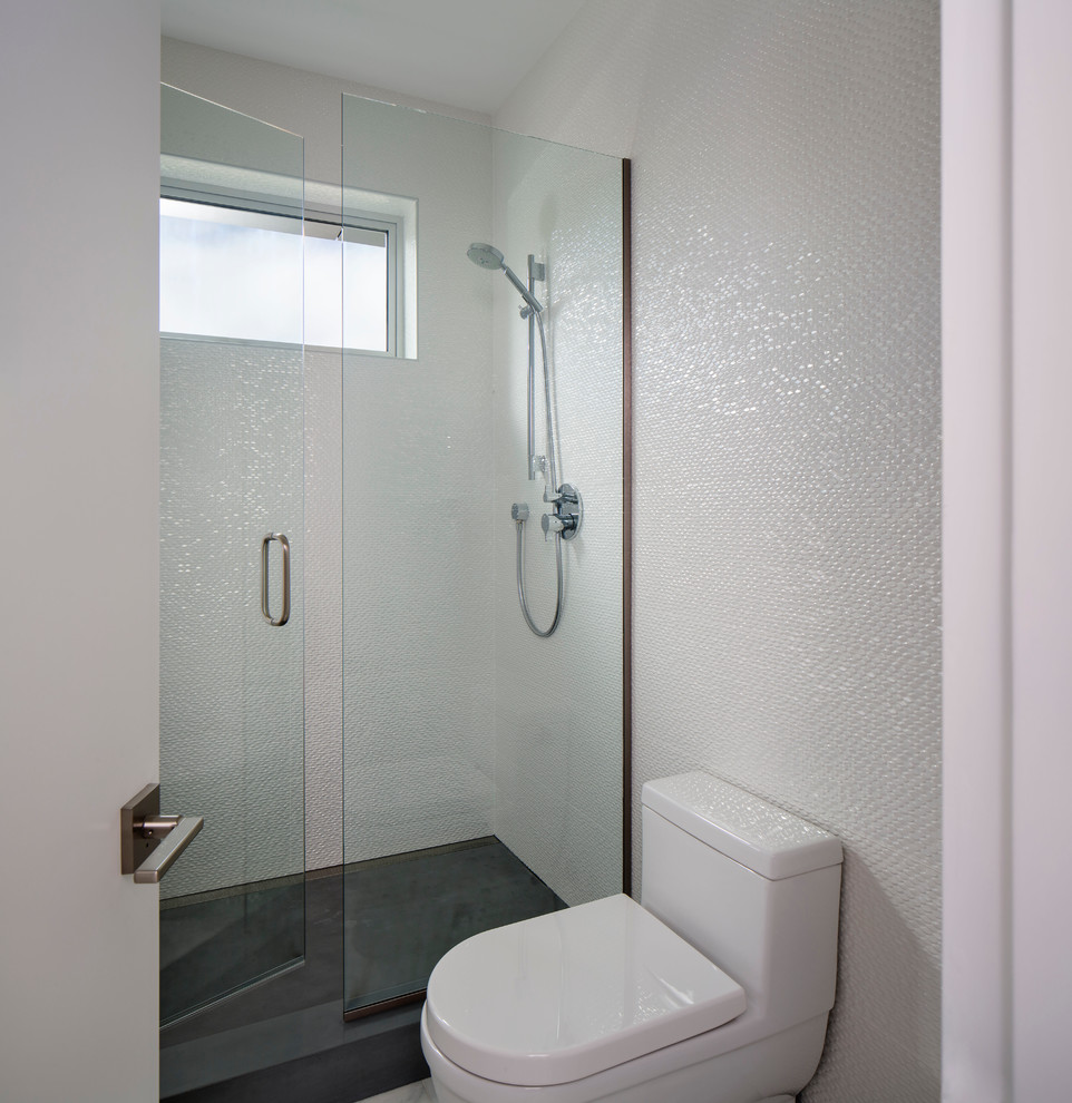 Esempio di una grande stanza da bagno padronale stile marino con doccia alcova, piastrelle bianche, piastrelle a mosaico, pareti bianche, pavimento con piastrelle in ceramica, lavabo integrato e top in superficie solida