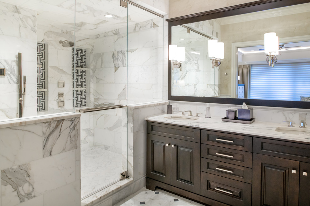 Idéer för att renovera ett maritimt vit vitt en-suite badrum, med skåp i mörkt trä, marmorkakel, marmorbänkskiva, vita väggar, ett undermonterad handfat, flerfärgat golv, dusch med gångjärnsdörr och luckor med upphöjd panel