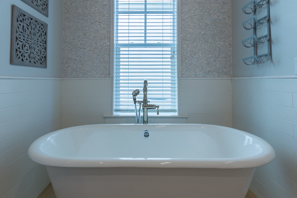 Источник вдохновения для домашнего уюта: главная ванная комната среднего размера в стиле неоклассика (современная классика) с плоскими фасадами, серыми фасадами, душем в нише, раздельным унитазом, полом из керамической плитки, отдельно стоящей ванной, бежевой плиткой, желтой плиткой, удлиненной плиткой, серыми стенами, врезной раковиной и столешницей из искусственного кварца