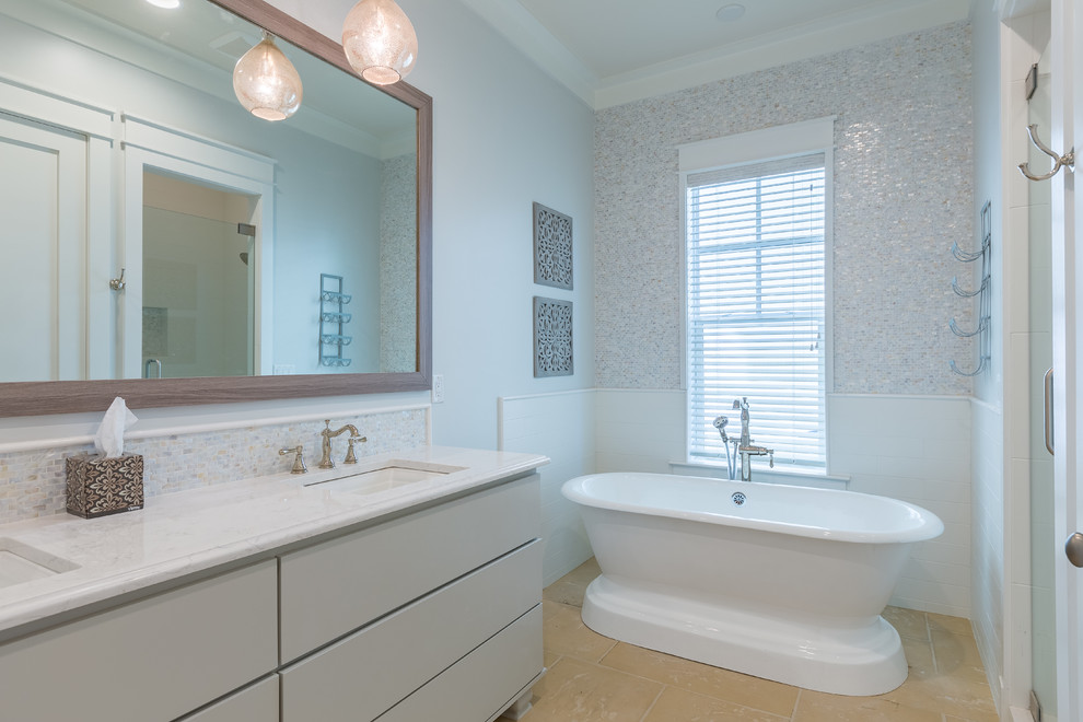 Exempel på ett mellanstort klassiskt en-suite badrum, med släta luckor, grå skåp, ett fristående badkar, en dusch i en alkov, en toalettstol med separat cisternkåpa, beige kakel, gul kakel, stickkakel, grå väggar, klinkergolv i keramik, ett undermonterad handfat och bänkskiva i kvarts