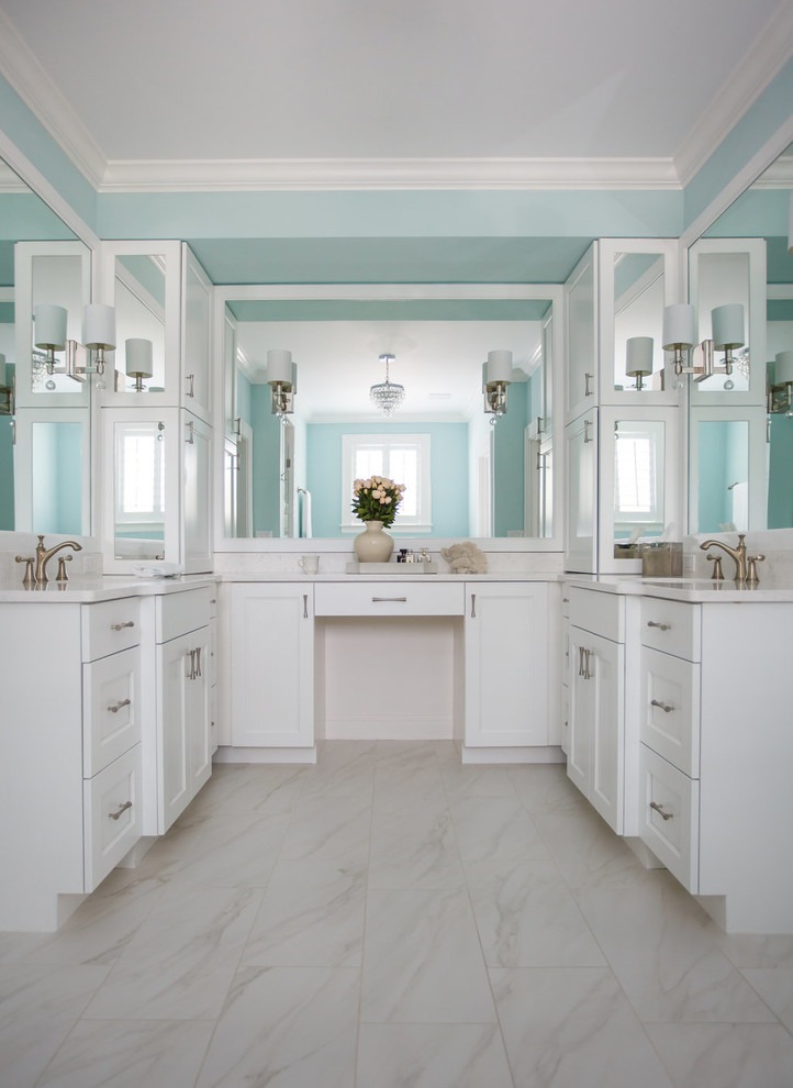 Ispirazione per una grande stanza da bagno padronale stile marinaro con pareti blu, pavimento con piastrelle in ceramica, pavimento bianco, ante in stile shaker, ante bianche, lavabo sottopiano, top in quarzo composito e vasca freestanding