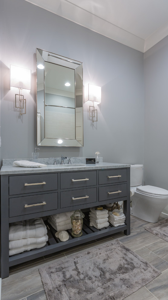 Cette photo montre une salle de bain nature avec des portes de placard grises, un lavabo encastré, un plan de toilette en marbre, meuble simple vasque et meuble-lavabo sur pied.