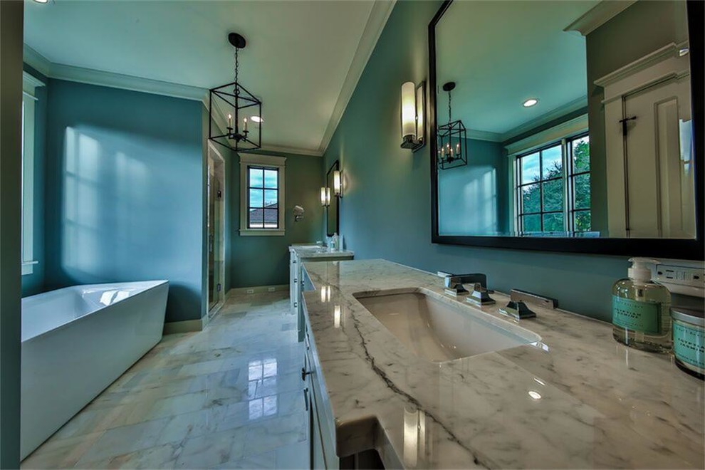 Стильный дизайн: главная ванная комната среднего размера в стиле кантри с фасадами в стиле шейкер, серыми фасадами, отдельно стоящей ванной, угловым душем, раздельным унитазом, белой плиткой, каменной плиткой, синими стенами, мраморным полом, накладной раковиной и мраморной столешницей - последний тренд