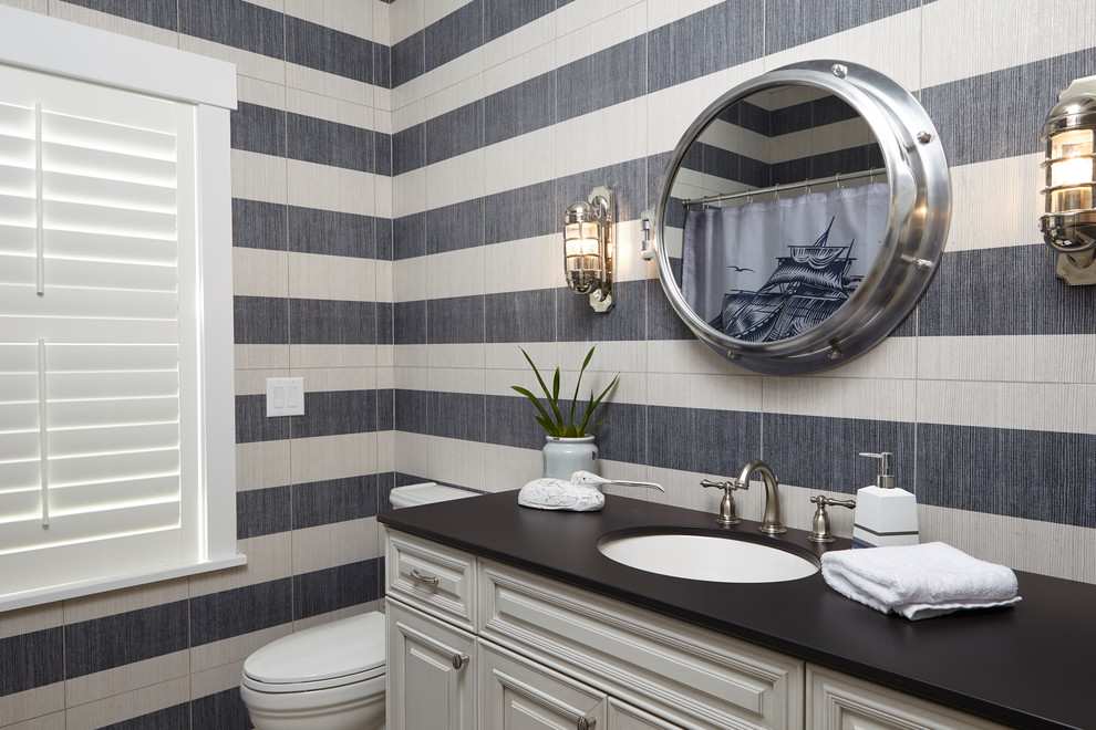 На фото: ванная комната в морском стиле с фасадами с выступающей филенкой, белыми фасадами, разноцветными стенами и врезной раковиной с