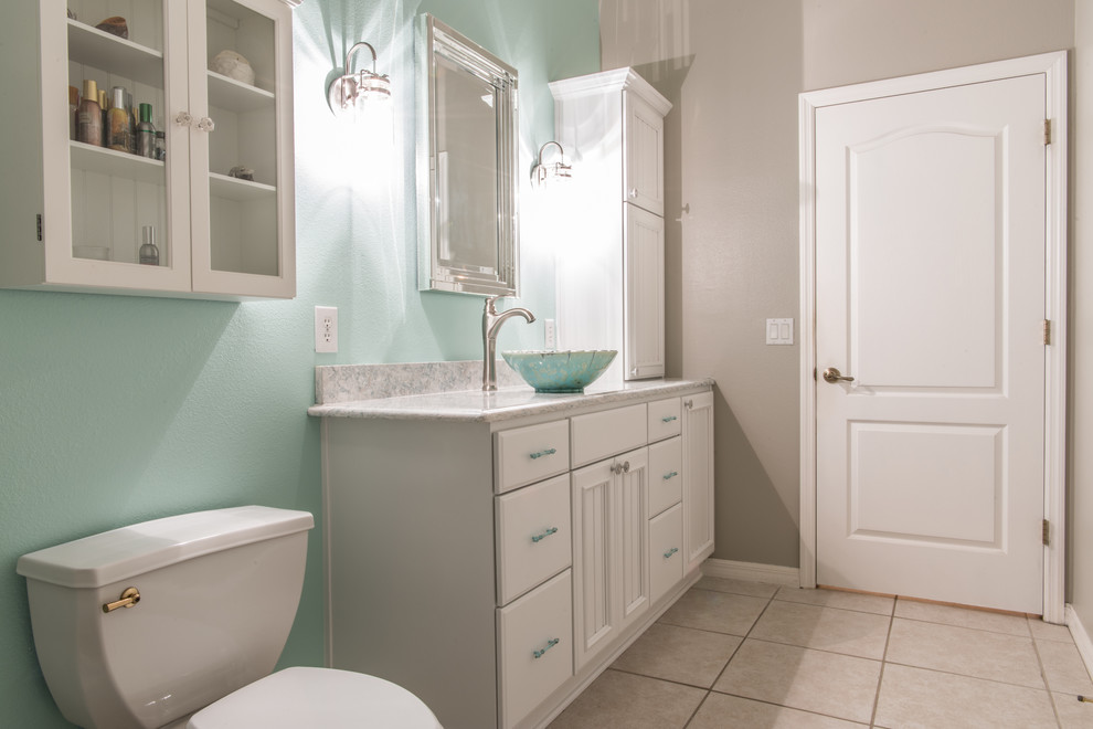 Foto på ett mellanstort maritimt badrum, med luckor med infälld panel, vita skåp, en toalettstol med separat cisternkåpa, blå väggar, klinkergolv i porslin, ett fristående handfat och bänkskiva i kvarts