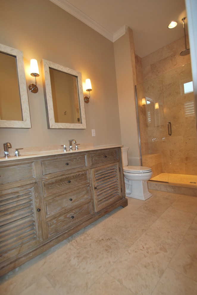 Пример оригинального дизайна: ванная комната среднего размера в стиле неоклассика (современная классика) с фасадами с декоративным кантом, светлыми деревянными фасадами, душем в нише, раздельным унитазом, бежевой плиткой, плиткой из известняка, бежевыми стенами, полом из известняка, душевой кабиной, врезной раковиной, мраморной столешницей, бежевым полом и душем с распашными дверями