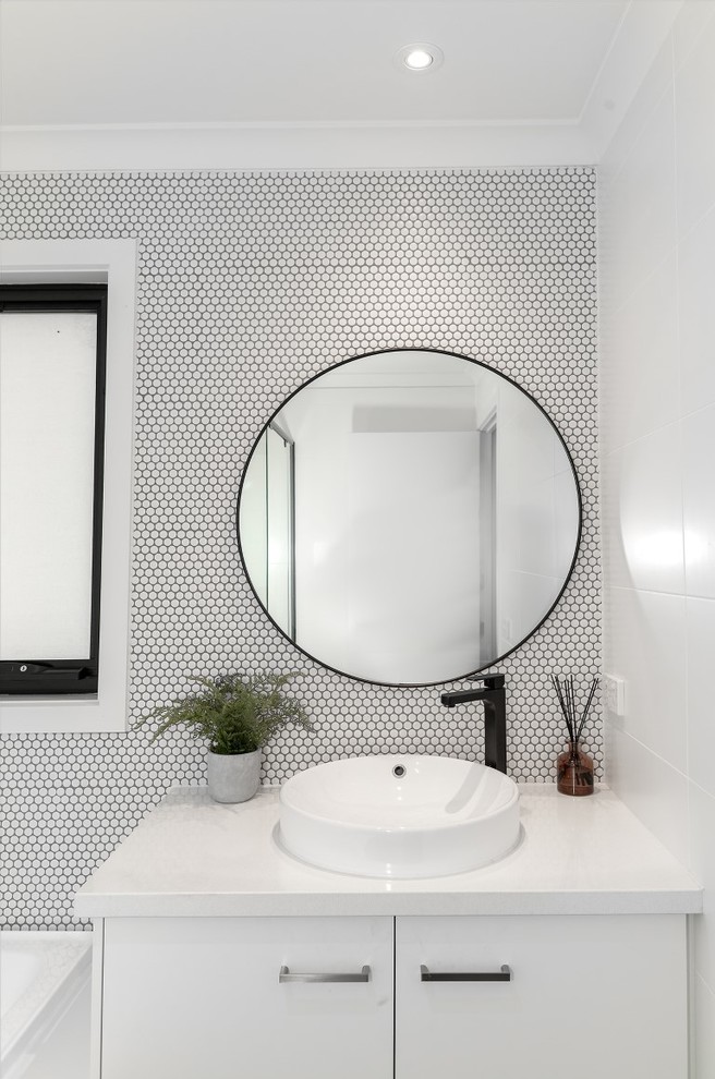 Immagine di una stanza da bagno design di medie dimensioni con pareti bianche
