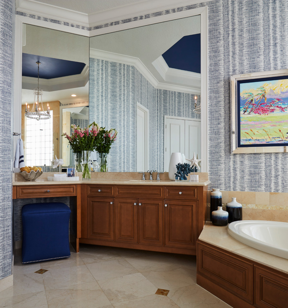 Foto de cuarto de baño principal tradicional renovado grande con bañera esquinera, ducha esquinera, sanitario de una pieza, baldosas y/o azulejos beige, baldosas y/o azulejos de mármol y paredes azules