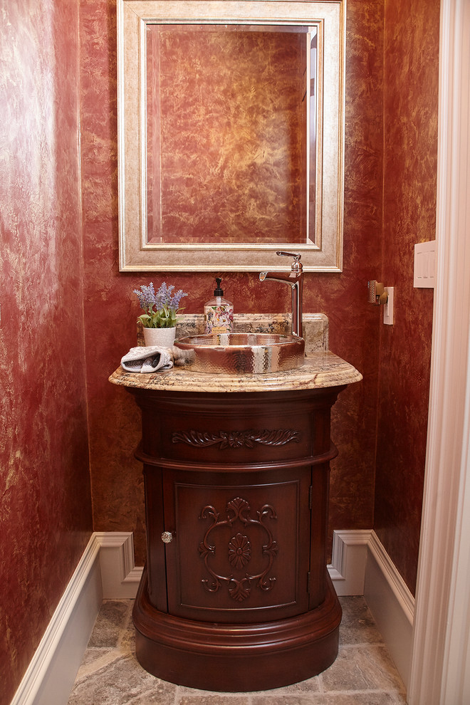 Cette image montre un petit WC et toilettes traditionnel en bois foncé avec un placard à porte affleurante, WC à poser, un mur rouge, un sol en carrelage de céramique, une vasque, un plan de toilette en granite et un sol beige.