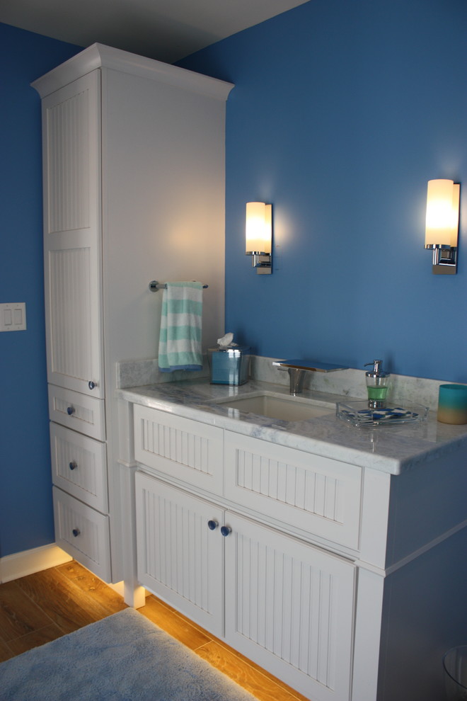 Свежая идея для дизайна: маленькая ванная комната в морском стиле с фасадами с филенкой типа жалюзи, белыми фасадами, синими стенами, врезной раковиной, мраморной столешницей, синей столешницей и полом из керамогранита для на участке и в саду - отличное фото интерьера