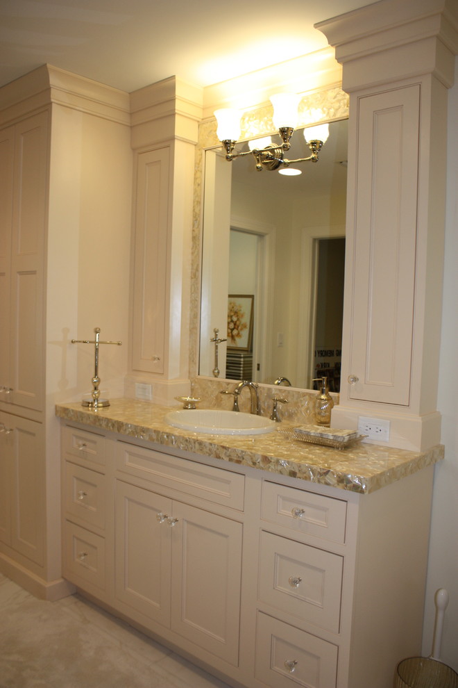 Mittelgroßes Badezimmer mit Kassettenfronten, weißer Wandfarbe, Einbauwaschbecken, bunter Waschtischplatte und Marmorboden in Miami