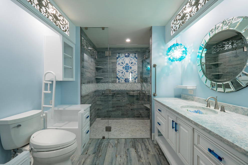 Стильный дизайн: ванная комната среднего размера в стиле неоклассика (современная классика) с фасадами с утопленной филенкой, белыми фасадами, душем без бортиков, синей плиткой, керамической плиткой, синими стенами, полом из керамической плитки, душевой кабиной, врезной раковиной, столешницей из искусственного кварца, синим полом, душем с распашными дверями, серой столешницей и унитазом-моноблоком - последний тренд