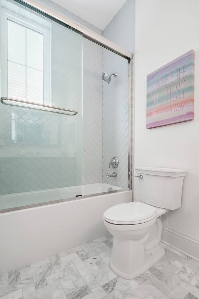 Esempio di una stanza da bagno padronale stile marino di medie dimensioni con vasca ad alcova, vasca/doccia, piastrelle bianche, piastrelle a mosaico, pareti bianche, pavimento in marmo, pavimento grigio e porta doccia scorrevole