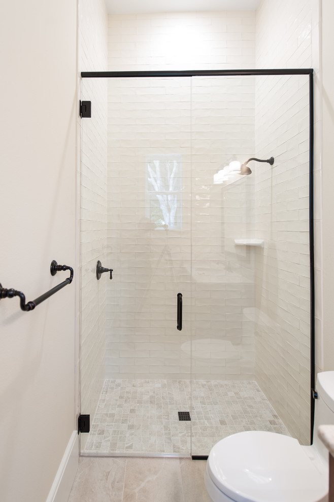 Exempel på ett mellanstort klassiskt en-suite badrum, med luckor med infälld panel, skåp i mörkt trä, en toalettstol med hel cisternkåpa, vit kakel, stickkakel, blå väggar, klinkergolv i keramik, ett undermonterad handfat, beiget golv och dusch med gångjärnsdörr
