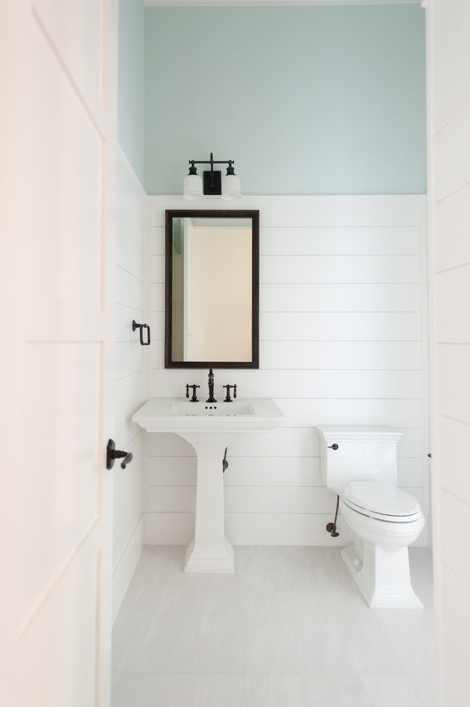 Idee per una stanza da bagno con doccia costiera di medie dimensioni con WC a due pezzi, piastrelle bianche, pareti bianche, lavabo a colonna e pavimento bianco