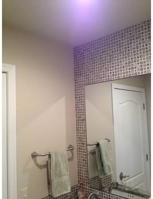 Foto di una stanza da bagno stile marino con doccia a filo pavimento, piastrelle in gres porcellanato e pavimento in gres porcellanato