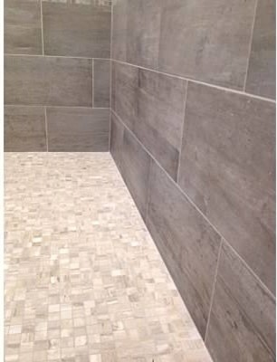 Immagine di una stanza da bagno costiera con doccia a filo pavimento, piastrelle in gres porcellanato e pavimento in gres porcellanato