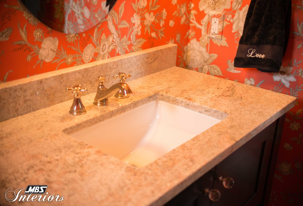 Bild på ett stort vintage badrum med dusch, med skåp i shakerstil, skåp i mörkt trä, en toalettstol med hel cisternkåpa, orange väggar, mörkt trägolv, ett undermonterad handfat, granitbänkskiva och brunt golv