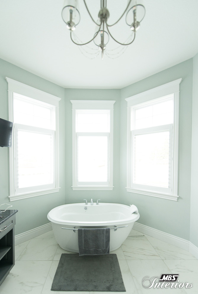Идея дизайна: огромная главная ванная комната в классическом стиле с фасадами в стиле шейкер, серыми фасадами, отдельно стоящей ванной, унитазом-моноблоком, зелеными стенами, врезной раковиной, столешницей из гранита, мраморным полом и белым полом