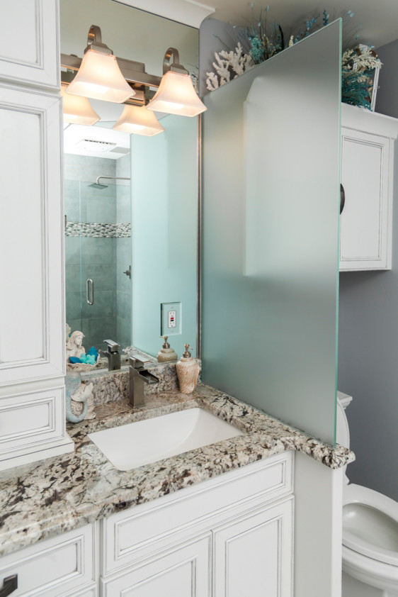 Inredning av ett maritimt litet en-suite badrum, med luckor med infälld panel, ett platsbyggt badkar, blå väggar, klinkergolv i porslin, ett undermonterad handfat, granitbänkskiva och grått golv