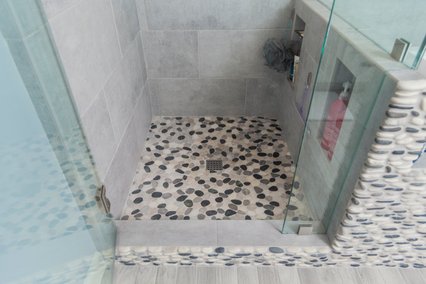 Idee per una piccola stanza da bagno padronale stile marino con ante con riquadro incassato, vasca da incasso, pareti blu, pavimento in gres porcellanato, lavabo sottopiano, top in granito e pavimento grigio