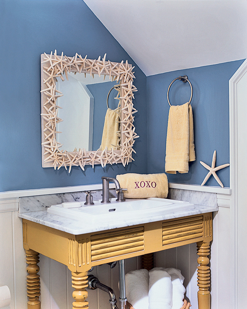 Свежая идея для дизайна: ванная комната в морском стиле с мраморной столешницей и накладной раковиной - отличное фото интерьера