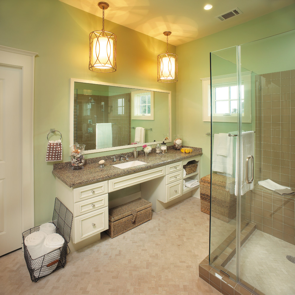 アトランタにあるトラディショナルスタイルのおしゃれな浴室 (御影石の洗面台) の写真
