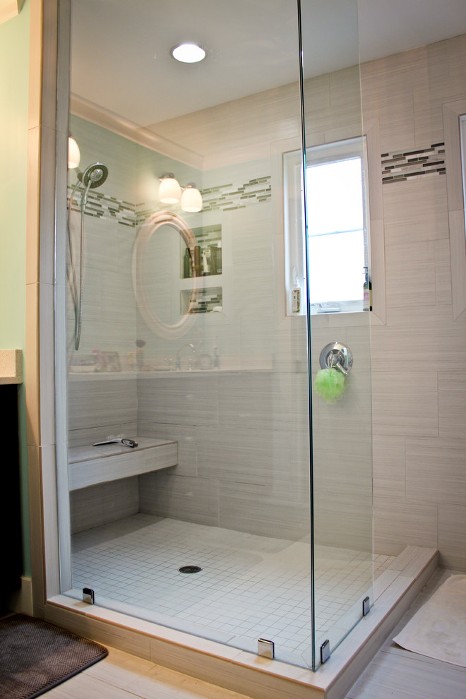 Foto de cuarto de baño marinero con ducha esquinera y baldosas y/o azulejos de porcelana