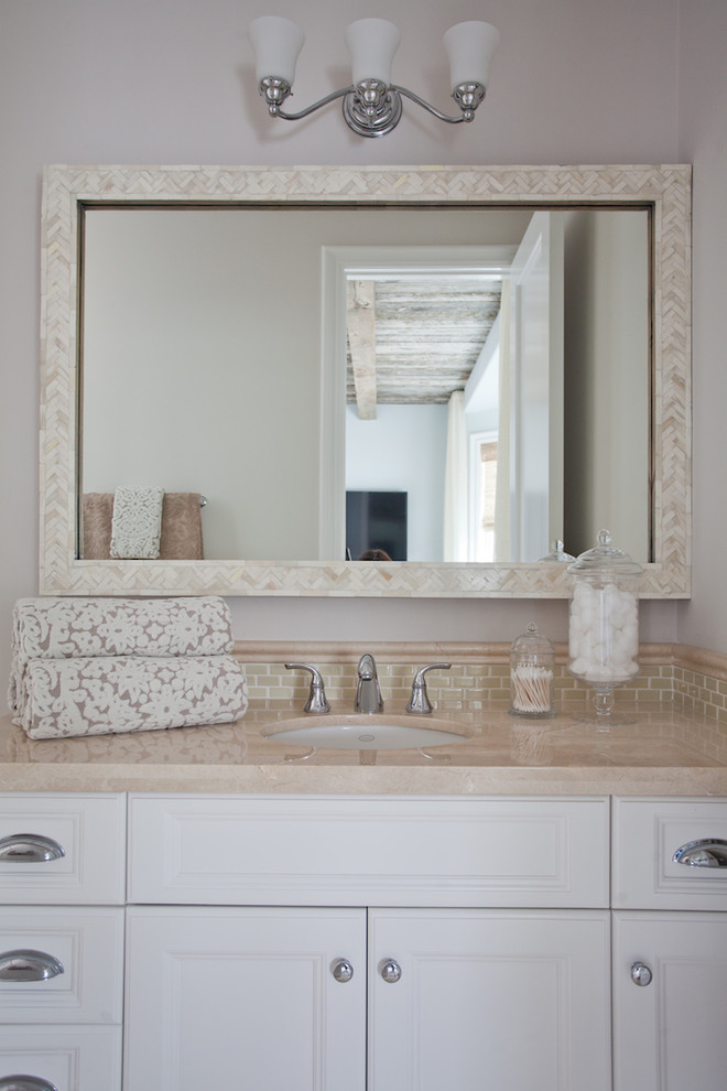 Foto di una piccola stanza da bagno con doccia costiera con piastrelle beige, pareti beige e lavabo da incasso