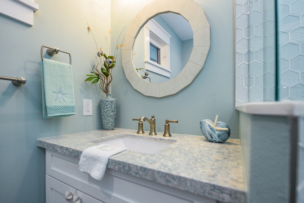 На фото: ванная комната в морском стиле с фасадами в стиле шейкер, белыми фасадами, угловым душем, белой плиткой, стеклянной плиткой, зелеными стенами, полом из керамогранита, врезной раковиной, столешницей из кварцита, серым полом, душем с распашными дверями и разноцветной столешницей с