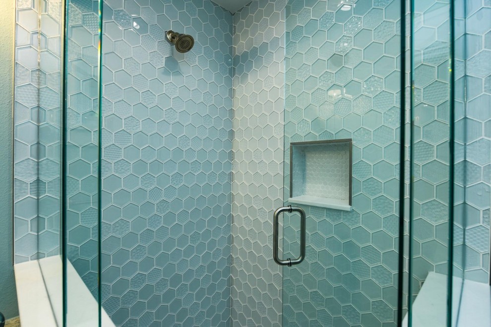 Immagine di una stanza da bagno costiera con doccia ad angolo, piastrelle bianche, piastrelle di vetro, pareti verdi, pavimento in gres porcellanato, pavimento grigio e porta doccia a battente