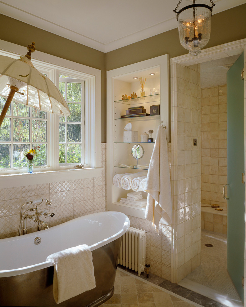 На фото: ванная комната в классическом стиле с отдельно стоящей ванной с