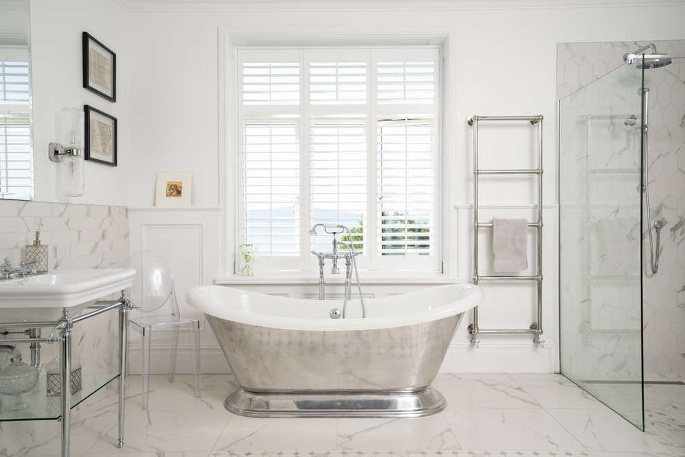 Exempel på ett mellanstort klassiskt badrum med dusch, med ett fristående badkar, grå kakel, vit kakel, marmorkakel, vita väggar, marmorgolv, ett konsol handfat, grått golv, med dusch som är öppen, öppna hyllor och en hörndusch