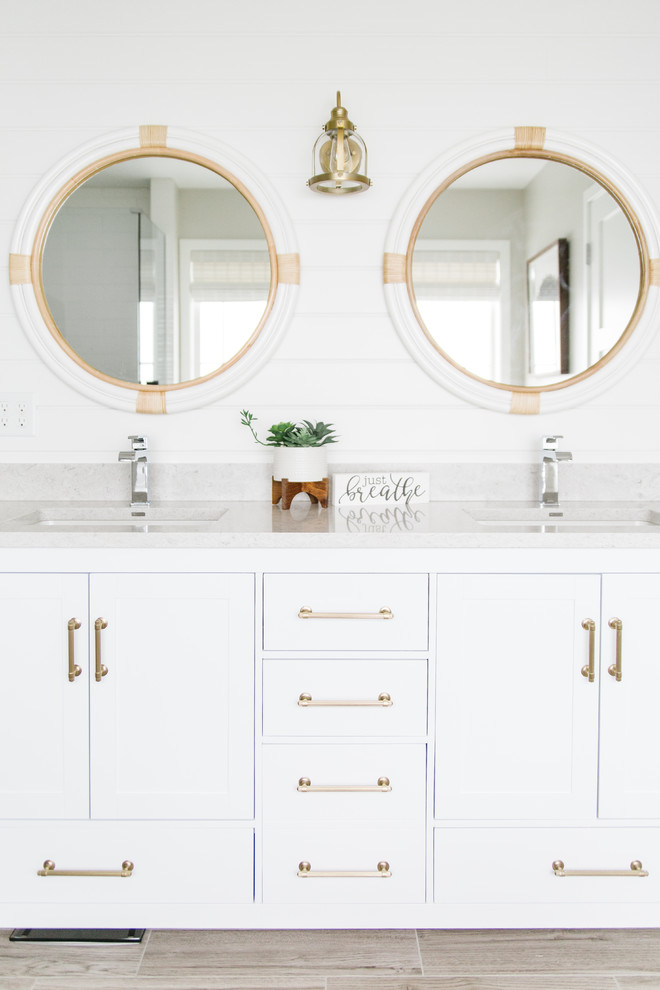 Foto di una stanza da bagno chic con ante in stile shaker, ante bianche, pareti bianche, lavabo sottopiano, pavimento beige e top grigio