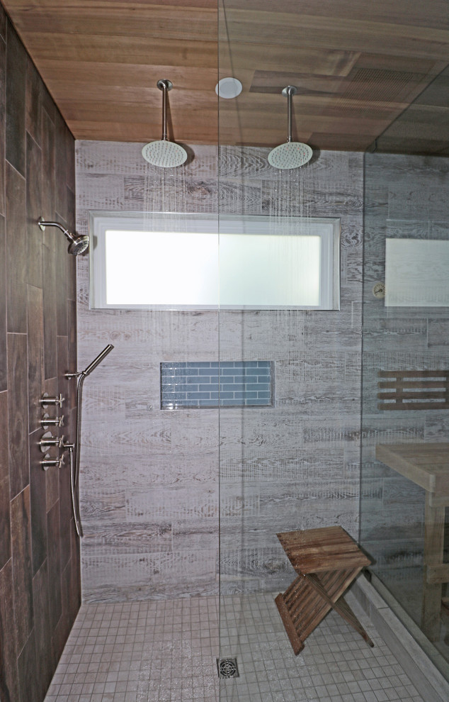 Идея дизайна: большая главная ванная комната в морском стиле с фасадами с декоративным кантом, белыми фасадами, двойным душем, раздельным унитазом, бежевой плиткой, керамогранитной плиткой, синими стенами, накладной раковиной, бежевым полом, душем с распашными дверями, сиденьем для душа, тумбой под две раковины, напольной тумбой и стенами из вагонки