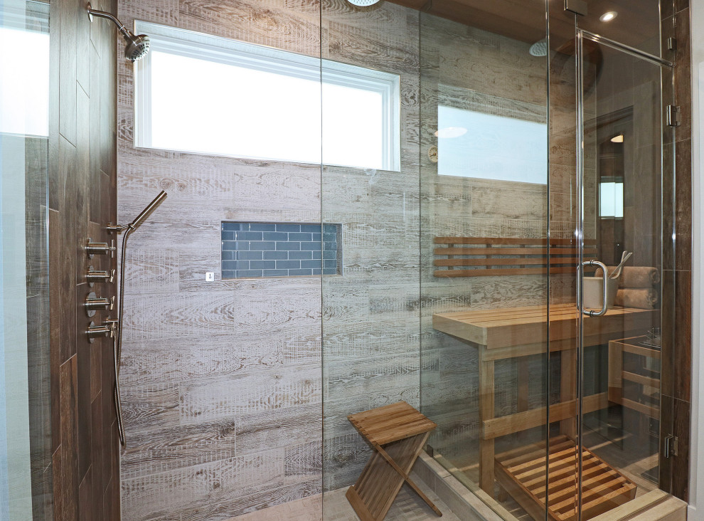 Пример оригинального дизайна: большая главная ванная комната в морском стиле с фасадами с декоративным кантом, белыми фасадами, двойным душем, раздельным унитазом, бежевой плиткой, керамогранитной плиткой, синими стенами, накладной раковиной, бежевым полом, душем с распашными дверями, сиденьем для душа, тумбой под две раковины, напольной тумбой и стенами из вагонки