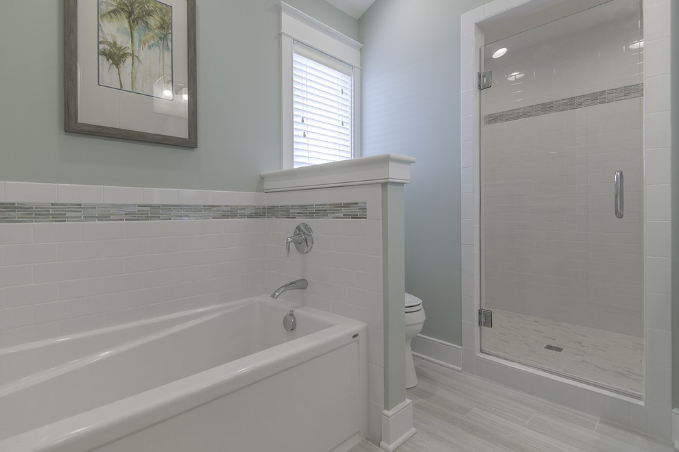 Foto de cuarto de baño marinero de tamaño medio con bañera encastrada y ducha con puerta con bisagras