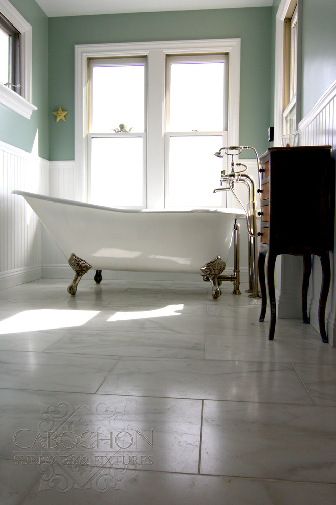 Inredning av ett maritimt mellanstort en-suite badrum, med ett piedestal handfat, ett badkar med tassar, en dusch i en alkov, en toalettstol med hel cisternkåpa, möbel-liknande, turkosa skåp, vit kakel, stenkakel, gröna väggar och marmorgolv