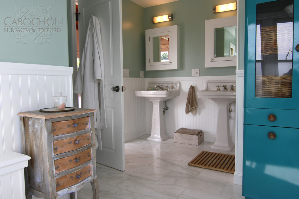 Cette image montre une douche en alcôve principale marine de taille moyenne avec un lavabo de ferme, une baignoire sur pieds, WC à poser, un placard en trompe-l'oeil, des portes de placard turquoises, un carrelage blanc, un carrelage de pierre, un mur vert et un sol en marbre.