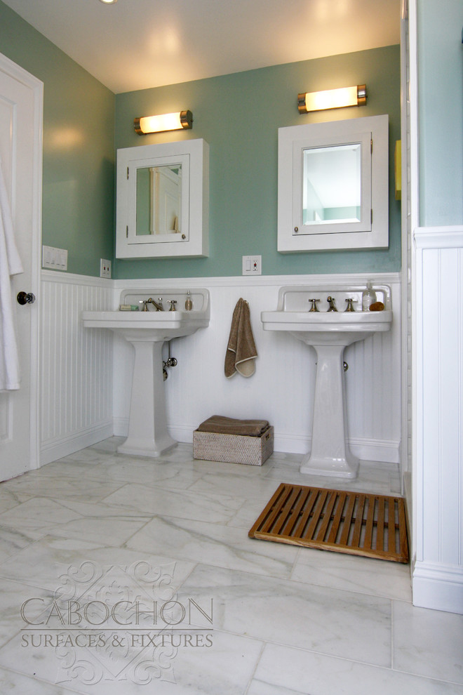 Inredning av ett maritimt mellanstort en-suite badrum, med ett piedestal handfat, ett badkar med tassar, en dusch i en alkov, en toalettstol med hel cisternkåpa, möbel-liknande, turkosa skåp, vit kakel, stenkakel, gröna väggar och marmorgolv