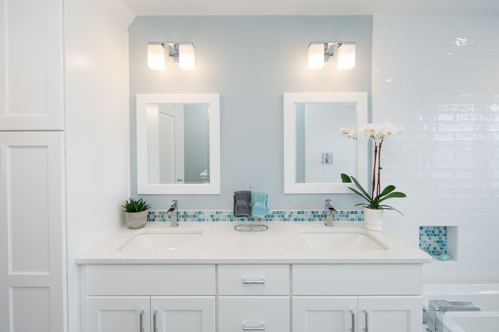 Idéer för att renovera ett stort maritimt vit vitt badrum, med släta luckor, vita skåp, ett platsbyggt badkar, våtrum, en bidé, blå kakel, mosaik, blå väggar, klinkergolv i porslin, ett undermonterad handfat, bänkskiva i kvarts, grått golv och med dusch som är öppen