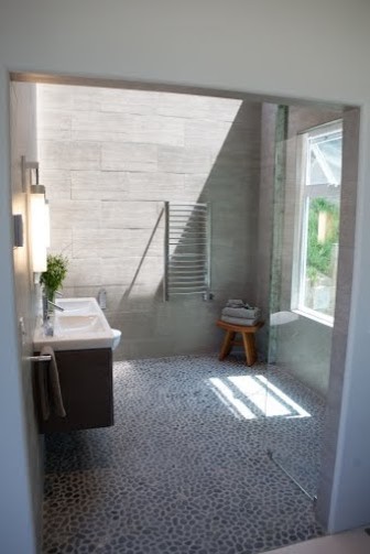 Idéer för ett mellanstort modernt en-suite badrum, med en kantlös dusch, en bidé, grå kakel, stenkakel, grå väggar, klinkergolv i småsten, släta luckor, grå skåp, ett integrerad handfat, grått golv och med dusch som är öppen