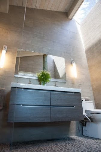 Idéer för mellanstora funkis en-suite badrum, med en kantlös dusch, en bidé, grå kakel, stenkakel, grå väggar, klinkergolv i småsten, släta luckor, grå skåp, ett integrerad handfat, grått golv och med dusch som är öppen