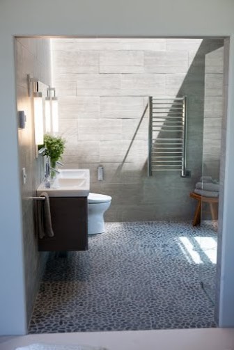 Стильный дизайн: главная ванная комната среднего размера в стиле модернизм с душем без бортиков, биде, серой плиткой, серыми стенами, полом из галечной плитки, плоскими фасадами, серыми фасадами, каменной плиткой, монолитной раковиной, серым полом и открытым душем - последний тренд