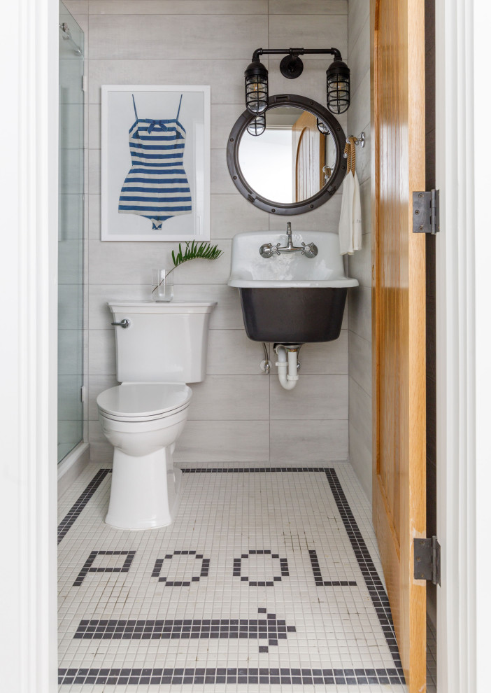 Exempel på ett mellanstort medelhavsstil badrum med dusch, med en dubbeldusch, en toalettstol med hel cisternkåpa, beige kakel, porslinskakel, beige väggar, mosaikgolv, ett väggmonterat handfat, vitt golv och dusch med skjutdörr