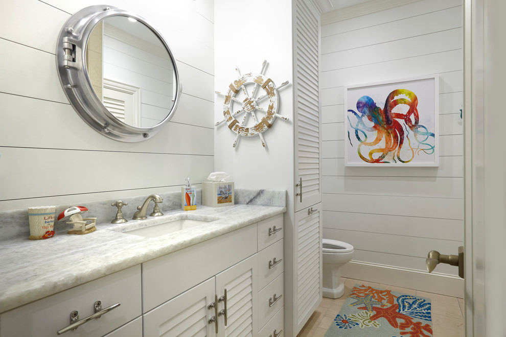 Идея дизайна: детская ванная комната в морском стиле с фасадами с филенкой типа жалюзи, белыми фасадами, белыми стенами, врезной раковиной и бежевым полом